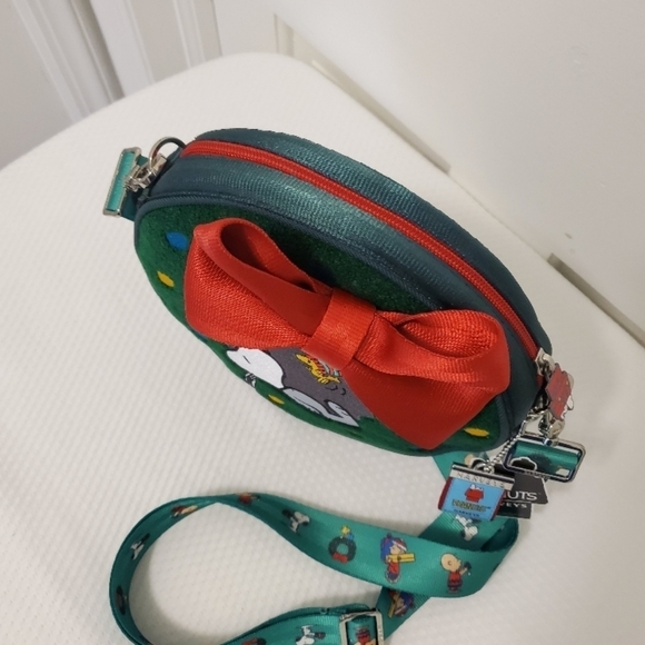 NWT Harveys Peanuts Snoopy Green Crossbody Bag, Festive Fun Unique - Picture 7 of 15